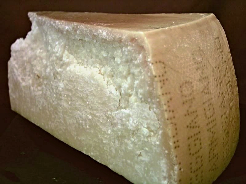 Parmazán je sýr, který se vyrábí v kulatých formách o průměru 40-45 cm, o výšce asi 24 cm a celkové váze 35-36 kg.